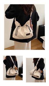 Detalle del bolso beige de nailon con parche de moda y cierre de cordón ajustable