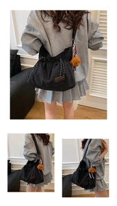 Detalle del bolso de nailon negro con colgante de osito de peluche y etiqueta de moda