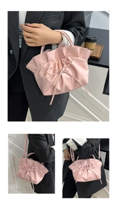 Détail du sac cabas rose à volants avec nœud, montrant la texture plissée et l'anse