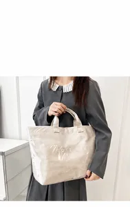 Detail der wasserdichten PVC-Einkaufstasche mit Kraftpapier-Stil und Aufdruck