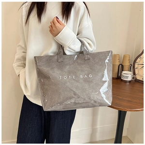 Détail du sac cabas gris vintage avec couche PVC imperméable et inscription TOTE BAG