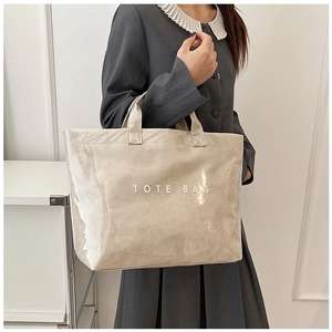 Vue détaillée du grand sac cabas étanche en PVC avec imprimé TOTE BAG et poignée