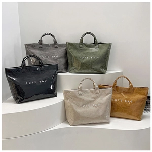 Groupe de sacs cabas colorés avec texture froissée brillante et design minimaliste