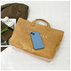 Sac fourre-tout marron avec texture papier et revêtement imperméable, style élégant