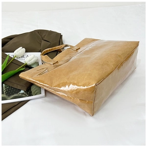 Détail du sac cabas imperméable effet papier kraft avec finition brillante et texte blanc