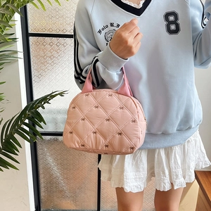 Sac cosmétique matelassé rose avec motif nœud et poignée souple pour femmes