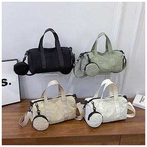 Conjunto de bolsos cilíndricos de nailon en cuatro colores con mini monederos a juego