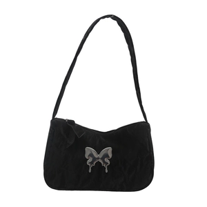 Elegante borsa sottobraccio nera con fibbia a farfalla metallica e design a pieghe