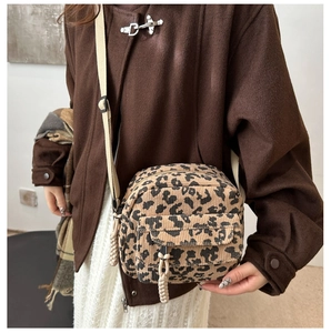 Détail d'un sac bandoulière en velours côtelé léopard avec texture douce et sangle