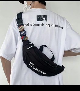 Detailansicht der Rückseite einer schwarzen Nylon-Brusttasche mit Stickerei und Abzeichen