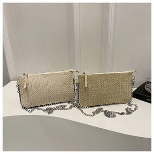 Détails de sacs à bandoulière tissés en paille beige et kaki avec finitions de chaînes