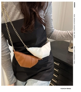 Détail de mini sacs croissants en blanc et marron avec bandoulière chaîne dorée