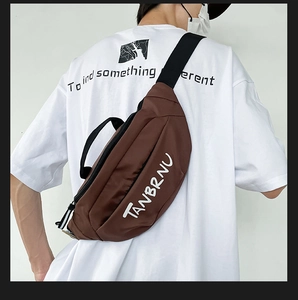 Rückansicht braune Nylon Brusttasche mit schwarzem Gurt und weißem Schriftzug am Modell