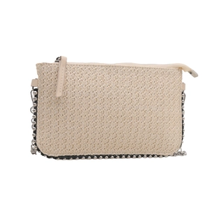 Sac fourre-tout en paille avec chaîne argentée et clous sur fond blanc pur