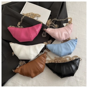 Mini sac croissant à chaîne en six couleurs avec similicuir matelassé et doré