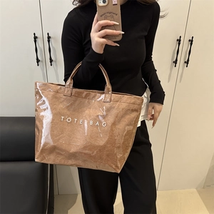 Borsa tote in carta marrone con rivestimento in PVC e scritta stampata bianca