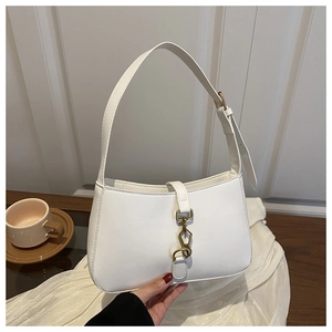 Gros plan d'un sac à bandoulière blanc avec boucle dorée vintage et texture en cuir