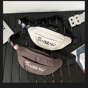 Detailansicht der Nylon-Brusttaschen in Beige und Braun mit verstellbaren Trägern