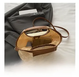 Vue de dessus du sac cabas tissé avec garniture en cuir montrant la grande capacité
