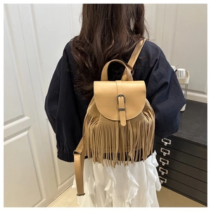Detailansicht der Fransen an einem Vintage-Damenrucksack in Khaki mit Kordelzug-Verschluss