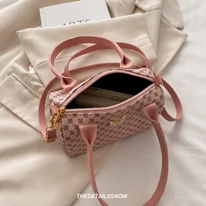 Vista interna che mostra la capienza per smartphone della borsa Boston rosa
