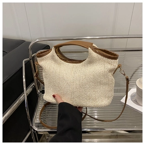 Détail du sac cabas tissé avec poignées en cuir et bandoulière réglable amovible