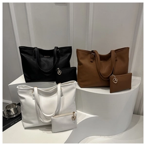 Ensemble de trois sacs fourre-tout en similicuir noir, blanc et marron avec pochettes assorties