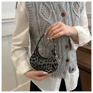 Dettaglio della mini borsa a mezzaluna con stampa leopardata e cerniera in metallo dorato