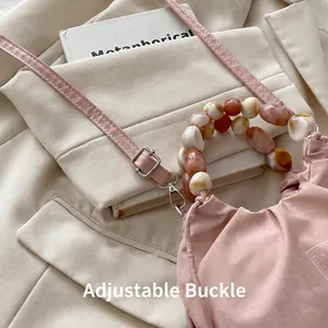 Bolso nube plisado rosa con asa de perlas jaspeadas y hebilla de correa ajustable