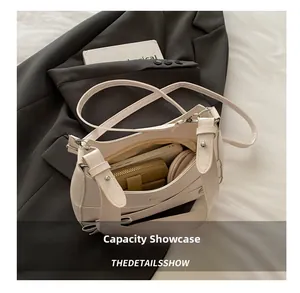Vue intérieure du cabas en cuir texturé montrant les objets essentiels et la capacité