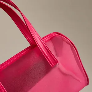 Dettaglio della trama a rete rosso rosa con cuciture resistenti e cerniera lampo