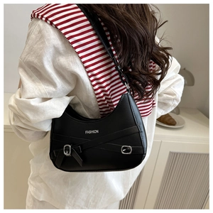 Détail du sac croissant en PU noir avec logo fashion et boucle argentée sur l'épaule