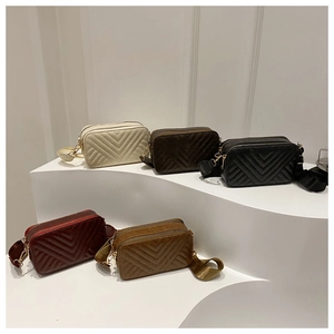 Bolsos bandolera acolchados en varios colores con correa ancha en base geométrica