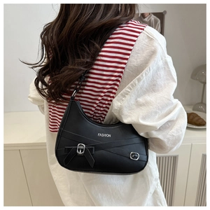 Détail du sac croissant noir avec boucle en métal argenté et bandoulière à nœud élégante