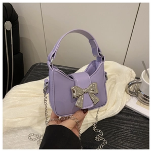 Detailansicht der lila Mini-Tasche mit silbernem Schleifenschloss und Kette