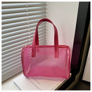 Detail van roze mesh toilettas met leren randen en een gouden ritssluiting erop