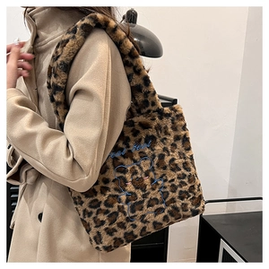 Detail der flauschigen Tote Bag mit Leopardenmuster, blauer Bärenstickerei und weichem Kunstfell