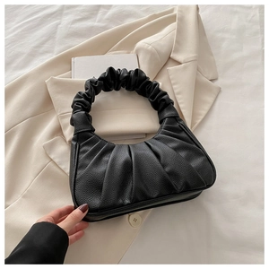 Gros plan sur le sac nuage noir froncé montrant la texture détaillée du cuir grainé