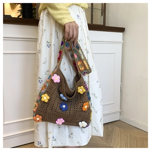 Détail du sac cabas au crochet fait main avec fleurs 3D et bandoulière bohème tissée