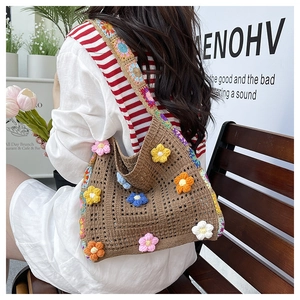 Détail du sac au crochet avec fleurs 3D colorées et bandoulière en patchwork rétro