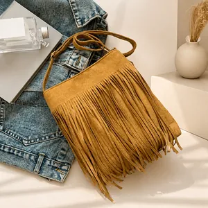 Detalle de bolso de hombro en ante marrón vintage con elegantes flecos colgantes