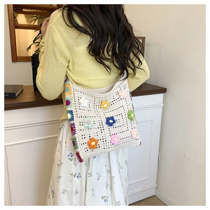 Détail du sac au crochet fait main avec fleurs 3D colorées et texture ajourée