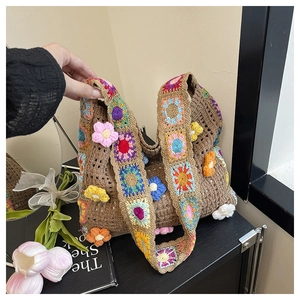 Gros plan détaillé d'un sac cabas en crochet fait main avec des fleurs bohèmes