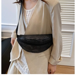 Detailaufnahme der schwarzen Pailletten-Gürteltasche mit Strasssteinen auf beigem Blazer
