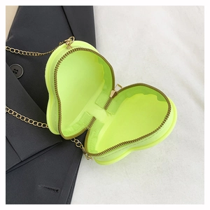 Detailansicht der neongrünen Herz-Gelee-Tasche mit Goldkette und offenem Innenraum
