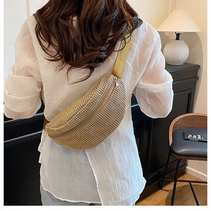 Detailansicht einer goldenen Strass-Gürteltasche mit glitzernder Textur und Kette
