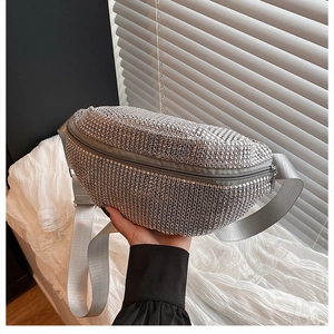 Nahaufnahme der silbernen Strass-Gürteltasche mit Metallreißverschluss und Tragegurt