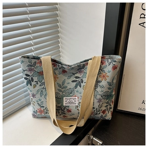 Detail of vintage floral jacquard tote bag with reinforced beige canvas handles