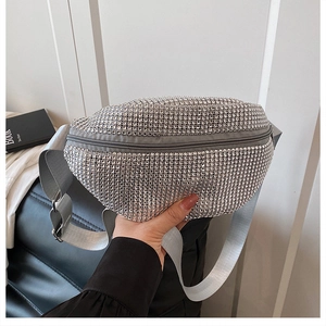 Detail der silbernen Gürteltasche mit glitzernden Strasssteinen und verstellbarem Gurt