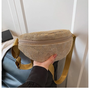 Detail der champagnergoldenen Gürteltasche mit Strass und verstellbarem Nylonband